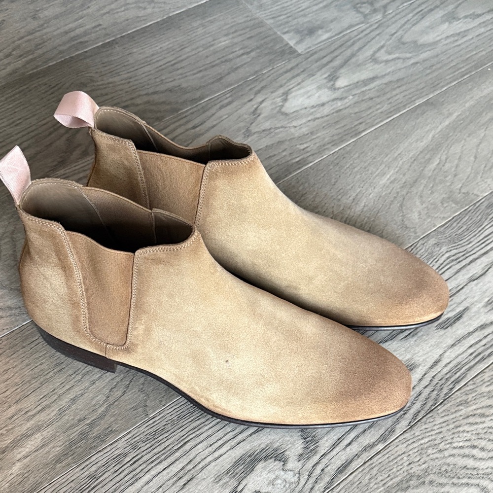 Magnanni Suede Chelsea Boots in Tan